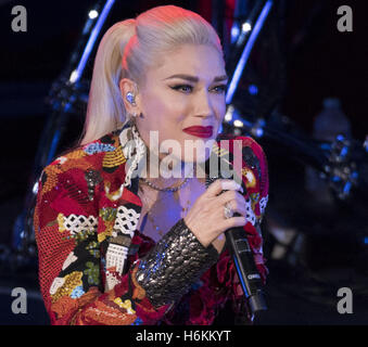 Irvine, Californie, USA. 30Th Oct, 2016. Gwen Stefani a été la vedette du dernier concert du dimanche à Irvine Meadows Amphitheater à Irvine, en Californie en tant que le lieu sera démoli pour re-développement. Gwen Stefani sur scène. Crédit : David Bro/ZUMA/Alamy Fil Live News Banque D'Images