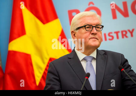 Hanoi, Vietnam. 31 octobre, 2016. Le ministre allemand des affaires étrangères, Frank-Walter Steinmeier, prend la parole lors d'une conférence de presse après des entretiens avec son homologue vietnamien dans le ministère des Affaires étrangères à Hanoi, Vietnam, 31 octobre 2016. Steinmeier est en visite dans la République socialiste du Vietnam pendant un voyage de trois jours. Photo : GREGOR FISCHER/dpa/Alamy Live News Banque D'Images