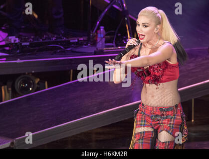 Irvine, Californie, USA. 30Th Oct, 2016. Gwen Stefani a été la vedette du dernier concert du dimanche à Irvine Meadows Amphitheater à Irvine, en Californie en tant que le lieu sera démoli pour re-développement. Gwen Stefani sur scène. Crédit : David Bro/ZUMA/Alamy Fil Live News Banque D'Images