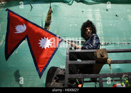 Katmandou, Népal. 31 octobre, 2016. Une Népalaise personne avec un masque tient le drapeau népalais en prenant part aux célébrations du Diwali ou festival Tihar lors connue sous le nom de Fête des lumières à Basantapur Durbar Square, Katmandou, Népal le lundi, 31 octobre, 2016. © Skanda Gautam/ZUMA/Alamy Fil Live News Banque D'Images