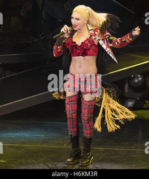 Irvine, Californie, USA. 30Th Oct, 2016. Gwen Stefani a été la vedette du dernier concert du dimanche à Irvine Meadows Amphitheater à Irvine, en Californie en tant que le lieu sera démoli pour re-développement. Gwen Stefani sur scène. Crédit : David Bro/ZUMA/Alamy Fil Live News Banque D'Images