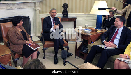 Washington, États-Unis d'Amérique. 19 juillet, 2016. Le président des États-Unis Barack Obama rencontre le procureur général Loretta Lynch et le directeur du FBI, James Comey dans le bureau ovale de la Maison Blanche à Washington, DC Le 19 juillet 2016. Crédit : Dennis Brack/Piscine via CNP - AUCUN FIL SERVICE - dans le monde entier d'utilisation | © dpa/Alamy Live News Banque D'Images