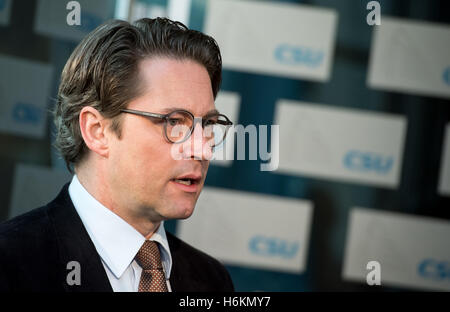 Munich, Allemagne. 31 octobre, 2016. Secrétaire général de la CSU Andreas Scheuer arrive à l'Union chrétienne-sociale en Bavière (CSU) réunion du conseil d'administration à Munich, Allemagne, 31 octobre 2016. Photo : SVEN HOPPE/dpa/Alamy Live News Banque D'Images