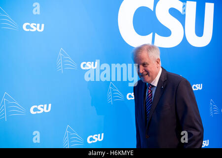 Munich, Allemagne. 31 octobre, 2016. Le Premier Ministre d'État de Bavière, Horst Seehofer arrive à l'Union chrétienne-sociale en Bavière (CSU) réunion du conseil d'administration à Munich, Allemagne, 31 octobre 2016. Photo : SVEN HOPPE/dpa/Alamy Live News Banque D'Images