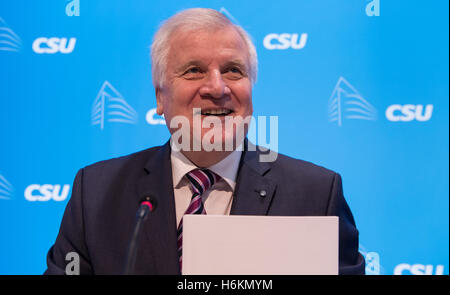 Munich, Allemagne. 31 octobre, 2016. Le Premier Ministre d'État de Bavière, Horst Seehofer arrive à l'Union chrétienne-sociale en Bavière (CSU) réunion du conseil d'administration à Munich, Allemagne, 31 octobre 2016. Photo : SVEN HOPPE/dpa/Alamy Live News Banque D'Images