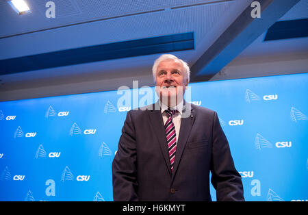 Munich, Allemagne. 31 octobre, 2016. Le Premier Ministre d'État de Bavière, Horst Seehofer arrive à l'Union chrétienne-sociale en Bavière (CSU) réunion du conseil d'administration à Munich, Allemagne, 31 octobre 2016. Photo : SVEN HOPPE/dpa/Alamy Live News Banque D'Images