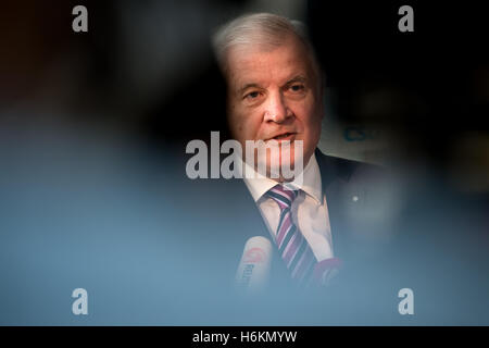 Munich, Allemagne. 31 octobre, 2016. Le Premier Ministre d'État de Bavière, Horst Seehofer arrive à l'Union chrétienne-sociale en Bavière (CSU) réunion du conseil d'administration à Munich, Allemagne, 31 octobre 2016. Photo : SVEN HOPPE/dpa/Alamy Live News Banque D'Images