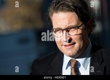 Munich, Allemagne. 31 octobre, 2016. Secrétaire général de la CSU Andreas Scheuer arrive à l'Union chrétienne-sociale en Bavière (CSU) réunion du conseil d'administration à Munich, Allemagne, 31 octobre 2016. Photo : SVEN HOPPE/dpa/Alamy Live News Banque D'Images