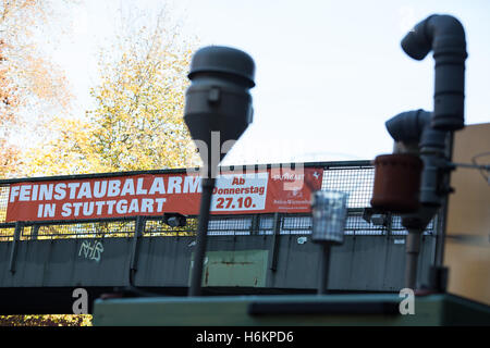 Stuttgart, Allemagne. 31 octobre, 2016. Une bannière avec écrit 'alarme de fines particules de Stuttgart à partir de jeudi, 27 octobre' se bloque sur une passerelle au-dessus de la route fédérale B14 à Stuttgart, Allemagne, 31 octobre 2016. Mètres à une station de mesure des particules fines peut être vu dans l'avant-plan. Depuis lundi, la station de mesure a été une fois de plus l'envoi de valeurs de fines particules après un dysfonctionnement le jeudi. Photo : SILAS STEIN/dpa/Alamy Live News Banque D'Images