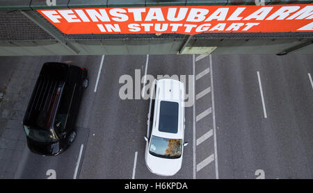 Stuttgart, Allemagne. 31 octobre, 2016. Une bannière avec écrit 'alarme de fines particules de Stuttgart à partir de jeudi, 27 octobre' se bloque sur une passerelle au-dessus de la route fédérale B14 à Stuttgart, Allemagne, 31 octobre 2016. Les pilotes sont appelés à passer à volontairement, bus, train ou en vélo. Photo : SILAS STEIN/dpa/Alamy Live News Banque D'Images