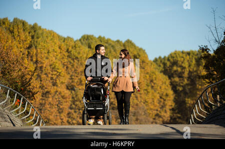 Stuttgart, Allemagne. 31 octobre, 2016. Guclu Resat (L) promenades au soleil avec sa femme et une poussette à travers Perihan un pont piétonnier dans le Mittlerer du parc Schlossgarten à Stuttgart, Allemagne, 31 octobre 2016. Photo : SILAS STEIN/dpa/Alamy Live News Banque D'Images