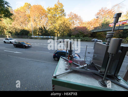 Stuttgart, Allemagne. 31 octobre, 2016. Les voitures roulent passé mètres à une station de mesure des particules fines à Stuttgart, Allemagne, 31 octobre 2016. Depuis lundi, la station de mesure a été une fois de plus l'envoi de valeurs de fines particules après un dysfonctionnement le jeudi. Photo : SILAS STEIN/dpa/Alamy Live News Banque D'Images