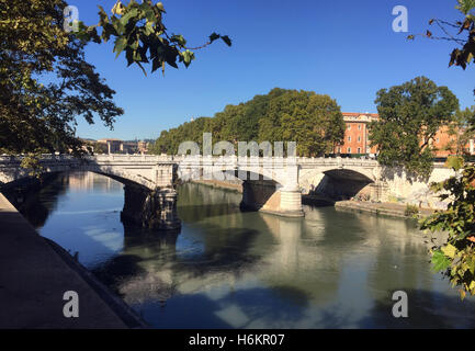 Rome, Italie. 31 octobre, 2016. Le pont du Tibre 'Giuseppe Mazzini" peut être vu à Rome, Italie, 31 octobre 2016. L'historique du trafic pont Ponte Mazzini, qui relie Trastevere avec le centre historique de la ville, a été fermé afin de vérifier la présence de dommages éventuels. Photo : ANNETTE REUTHER/dpa/Alamy Live News Banque D'Images