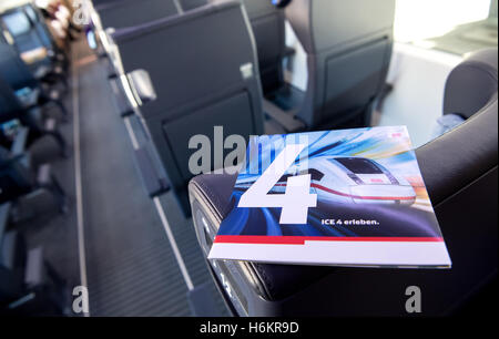 Munich, Allemagne. 31 octobre, 2016. Un dépliant d'information intitulé 'LA GLACE 4 erleben" (lit. "L'expérience ICE4') qui se trouve dans le wagon d'un train ICE 4 de la Deutsche Bahn (DB) à la gare centrale de Munich, Allemagne, 31 octobre 2016. Plus de six semaines après la présentation de l'ICE 4, l'essai, dit à durer plusieurs mois, a commencé. Depuis le 31 octobre 2016, deux trains à grande vitesse de la nouvelle génération sont en cours d'utilisation entre Hambourg et Munich. PHOTO : SVEN HOPPE/dpa/Alamy Live News Banque D'Images