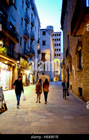 Les gens qui marchent dans la rue, quartier gothique, Barcelone, Espagne Banque D'Images