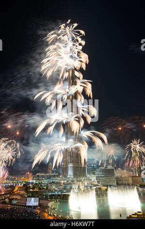 D'artifice tiré à partir de la tour Burj Khalifa à minuit le 31 décembre 2013 pour célébrer le Nouvel An 2014 à Dubai Emirats Arabes Emirat Banque D'Images