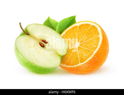 Orange isolé et Apple. Moitiés de pomme verte et d'orange isolé sur fond blanc avec clipping path Banque D'Images