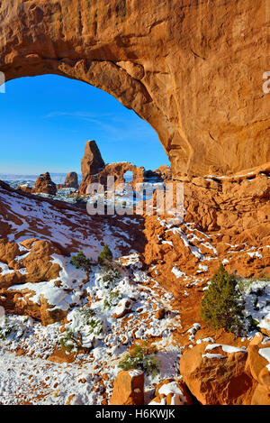 Passage de tourelle vue à travers la fenêtre du Nord Arch dans Arches National Park, Utah en hiver Banque D'Images