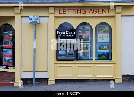 Cash machine intégrée dans une fenêtre de l'agent immobilier, en Angleterre, Royaume-Uni Banque D'Images