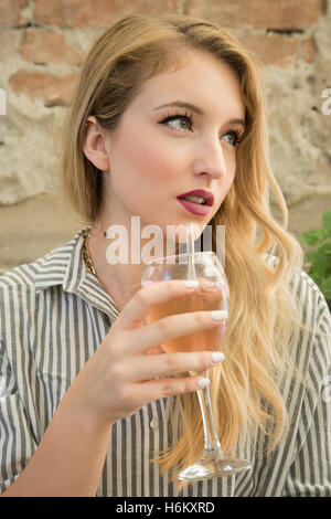 Girl drinking cocktail Banque D'Images