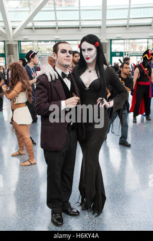 STAN LEE LA COMIC CON : un couple habillé en Gomez et Morticia Addams à partir de la famille Addams émission de télévision et films. Banque D'Images