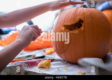 Pumpkin carving, presque terminé Banque D'Images