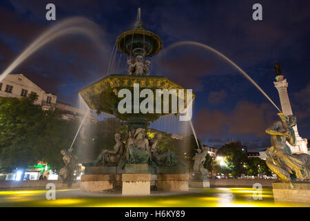 Fontaine, le Rossio ou place Dom Pedro IV, Lisbonne, Portugal, dans la nuit Banque D'Images