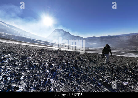 Haut ascendant de l'alpiniste de montagnes volcaniques enneigés sous le soleil du matin. Banque D'Images