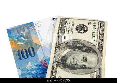 Billets de 100 dollars des Etats-Unis et le franc suisse isolé sur fond blanc avec clipping path Banque D'Images