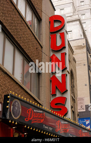 Célèbre Restaurant Dunns sur Metcalfe Street dans le centre-ville de Montréal, Québec, Canada Banque D'Images