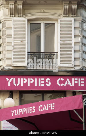 Nom amusant. Détail de l'extérieur et violet stores en gamme "Yuppies Café", à proximité de la célèbre avenue des Champs-Élysées, Paris, France. Banque D'Images