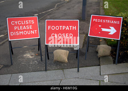 Cyclistes piétons avec des flèches de signalisation rouge détournement Banque D'Images