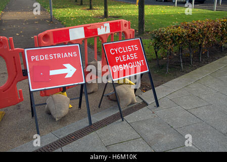 Cyclistes piétons avec des flèches de signalisation rouge détournement Banque D'Images