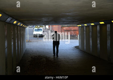 Jeune homme marchant dans le passage souterrain de la ville d'ossature Glasgow, Écosse, Royaume-Uni Banque D'Images