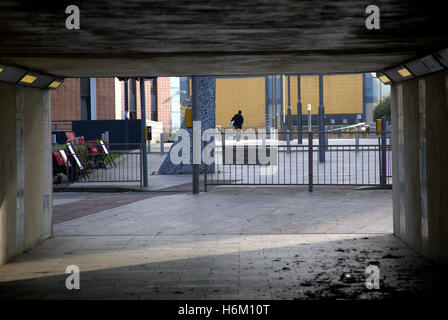 Jeune homme marchant dans le passage souterrain de la ville d'ossature Glasgow, Écosse, Royaume-Uni Banque D'Images