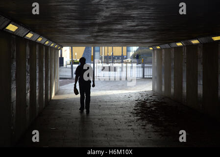 Jeune homme marchant dans le passage souterrain de la ville d'ossature Glasgow, Écosse, Royaume-Uni Banque D'Images