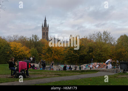 Glasgow Kelvingrove Park qui contient à la fois l'université et le musée dans le parc de la ville, west end riches Banque D'Images