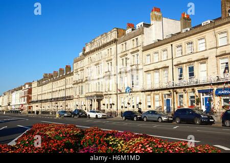 Rangée de pensions et hôtels le long de la promenade de l'Esplanade avec de jolies fleurs en premier plan, Weymouth, Dorset, Angleterre, Banque D'Images