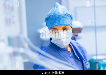 Anesthésiste travaillant en salle d'opération Banque D'Images