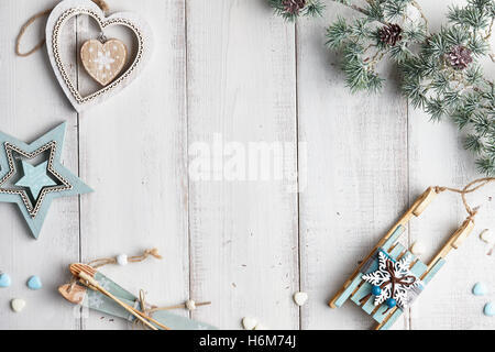Fond de Noël avec ses décorations et cadeaux sur les tableaux blancs Banque D'Images