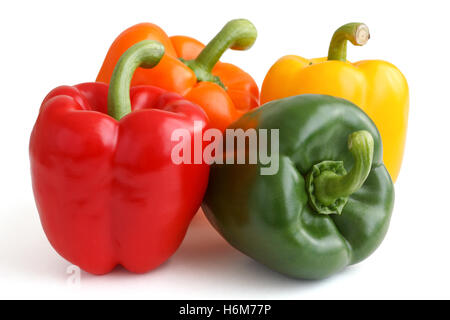 Rouge, jaune, orange et des poivrons verts sur fond blanc. Banque D'Images