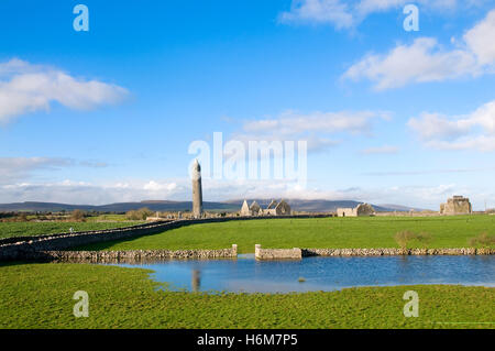 Un ancien monastère kilmacduagh dans le bur Banque D'Images