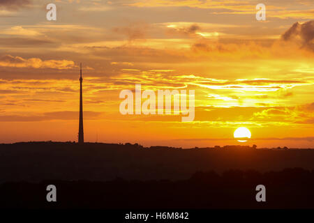 17/10/2016, Huddersfield, UK. Le soleil se lève sur l'automne emley moor mât sur un matin froid dans le West Yorkshire Banque D'Images