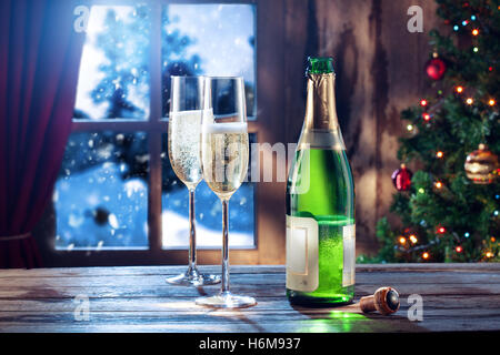 Vue rapprochée de deux verres à champagne à l'arrière de couleur Banque D'Images