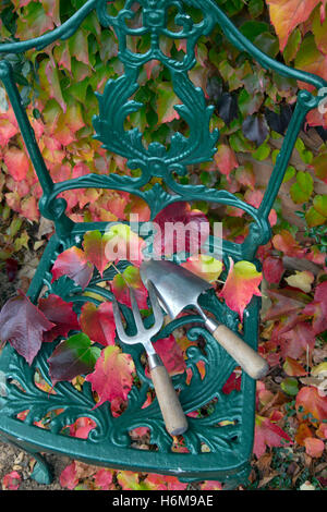 Truelle de jardin et la fourche avec des feuilles de vigne vierge Parthenocissus quinquefolia Banque D'Images