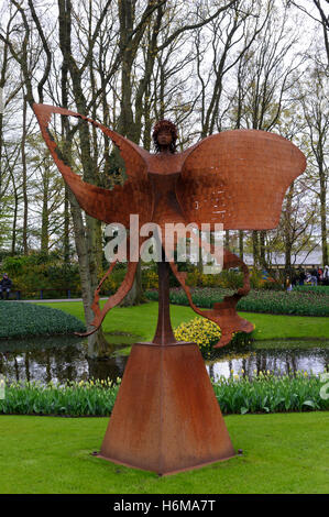 Sculpture d'un papillon par Jack van iwaarden de Vreede au jardin de Keukenhof à Lisse, Hollande, Pays-Bas. Banque D'Images