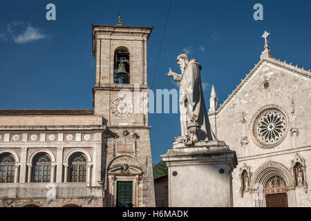 L'église principale de Saint Benoît avec la statue et un monastère à Norcia en Italie tous endommagés dans le séisme Banque D'Images