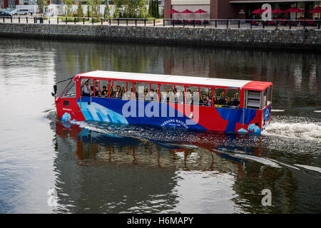 Des personnes non identifiées, à l'excursion en bus amphibie à Yokohama, au Japon. Banque D'Images