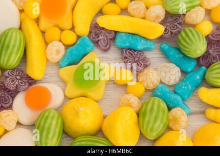 Bonbons avec différentes formes et couleurs close up Banque D'Images