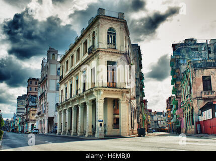 Vue de la rue de La Havane à l'architecture typique et bâtiments coloniaux contre les nuages de tempête spectaculaire Banque D'Images